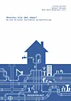 Bokomslag med blå illustrasjon av hus, bygninger og rørsystemer.