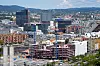Oversikt over byggearbeid i Bjørvika i Oslo med kraner, stillaser og tett bybebyggelse.