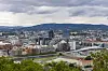 Utsikt over Oslo med bygninger, veier og fjord sett fra Ekeberg.