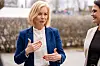 Sigrun Aasland gestikulerer utendørs mens Kari Nessa Nordtun står ved siden av.