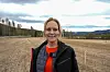 Hanne Geiran står på et jorde ved Rena der en vikingtidsskattefunn ble gjort.