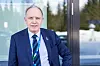 Sture Ivar Pedersen står foran en glassfasade under Høyres landsmøte i Oslo.