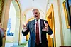 Bjørnar Skjæran står i en korridor i Stortinget og gestikulerer mens han snakker.