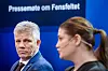 To ministre under et pressemøte om Fensfeltet, med presseplakat i bakgrunnen.