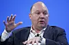 Marc Andreessen taler foran en blå bakgrunn, med én hånd løftet.