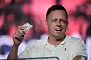 Peter Thiel holder opp en hundreddollarseddel under en tale på Bitcoin-konferansen i Miami Beach.