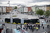 Folkemengde ved en buss på plassen utenfor Trondheim sentralstasjon.