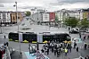 Folkemengde ved en buss på plassen utenfor Trondheim sentralstasjon.