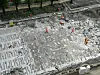 Oversiktsbilde av arbeidere på en stor byggeplass med armering og betong.