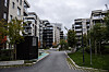 Moderne leilighetsbygg langs en grønn internvei på Hoff i Oslo.
