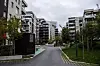 Moderne leilighetsbygg langs en grønn internvei på Hoff i Oslo.