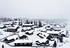 Luftfoto av snødekte hytter og skogkledd landskap på Skeikampen.