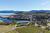 Flyfoto av Ulefoss Jernverk, Eidselva, Norsjø og skogkledde åser i Ulefoss.