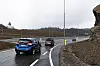 Biler kjører på våt, nyåpnet E39 gjennom et fjellskjær ved Kristiansand.