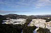 Flyfoto av byggeplassen for Googles datasenter ved Gromstul, omgitt av snødekt skog og åser.